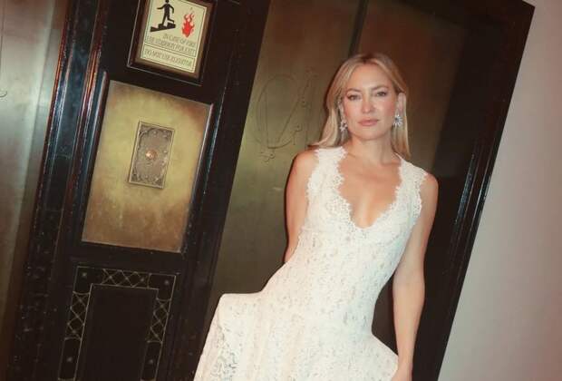 Актриса Кейт Хадсон показала фигуру в кружевном платье с глубоким декольте