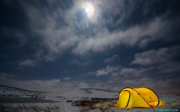 Храбрые путешественники осмелились переночевать под открытым небом в живописной местности с видом на озеро Блейк Миэ при минусовой температуре.
