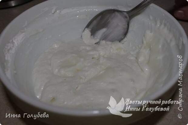 Девочки,по многочисленным просьбам))) Может ничего нового и не открою,но надеюсь кому-то и пригодится. Фарфор готовлю в микроволнвке.Состав:дисперсия пластифицированная полстакана+клей пва полстакана+ст.л.глицерина+ст.л вазелиного масла+ст. л детского масла джонсонс беби+ч.л лимонной кислоты.Сначало все это перемешали и добавляем стакан кукурузного крахиала,все тщательно перемешать.А потом в микроволновке,сначало 2раза по 40сек,затем по 30 сек,каждый раз тщательно перемешиваем фарфор,я всегда смотрю и время доваривания регулирую по состоянию фарфора.Так как использую дисперсию(в ней много пластификатора)здесь главное не переварить,а то зарезиниться.Варю до состояния легкой липкости,потом смазываю руки кремом и вымешиваю,липкость уходит,фарфор становиться однородным и одновременно мягким и упругим.Этот фарфор лвчше немного недоварить,я если недовариваю,то потом беру кусочек,который мне нужен для работы и подсушиваю его феном.При работе он достаочно долго не сохнет,чтобы торопиться с лепкой,в готовом изделии за сутки высыхает.Готовые цветочки не хрупкие,даже немного лепесточки гнутся(в теплом и влажном помещении так будет всегда).Если что -то непонятно,спрашивайте.Удачи вам! Дальше немного подробнее буду описывать. Фото ингридиентов в самом низу. фото 11
