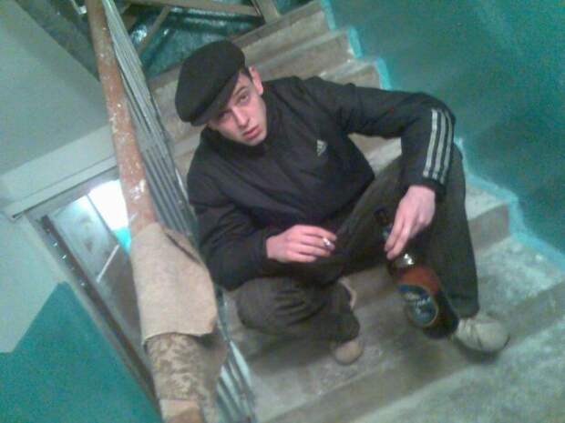 Un joven de estÃ©tica Gopnik en las escaleras de un edificio...