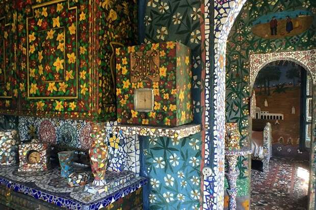Все предметы интерьера декорированы красивыми мозаичными узорами.