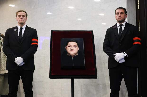 Сергей Бурунов, Гарик Харламов и Ирина Темичева простились с Романом Поповым Сергей Бурунов, Гарик Харламов и Ирина Темичева простились с Романом Поповым