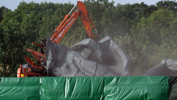Сенатор Ковитиди заявила, что прибалты "снесут" политиков после демонтажа памятников в Риге