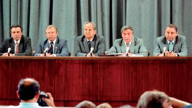 Некоторые участники ГКЧП на пресс-конференции 19 августа 1991 года.
