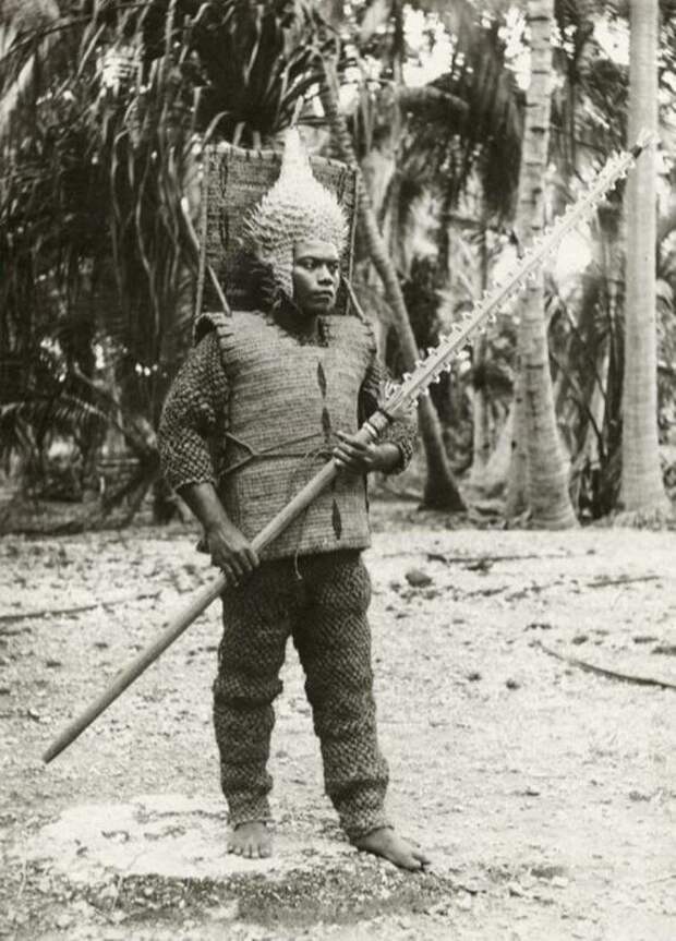 12. Воин Кирибати на острове Гилберта в 1900-м году в традиционном наряде: шлем рыбы-дикобраза, меч с акульим зубом и броня из кокосового волокна жизнь, исторические фото, история, прошлое, фото