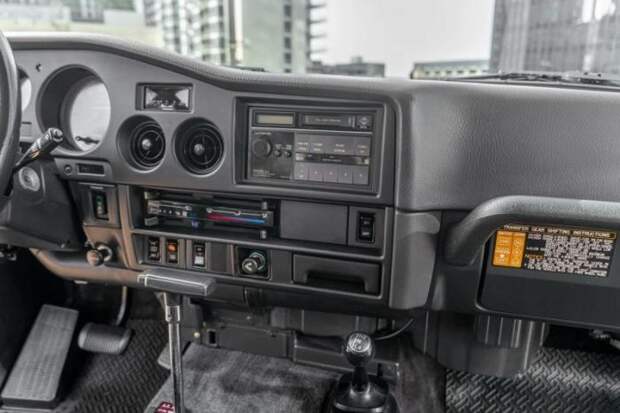Модифицированный Toyota Land Cruiser 1988 с сиденьями от BMW 5-й серии