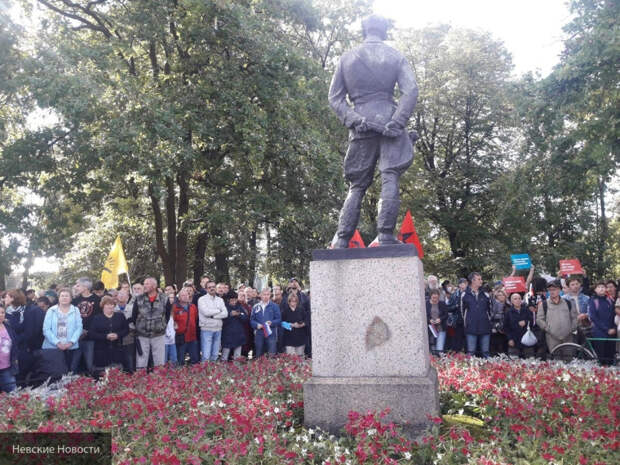 Несогласованный митинг против пенсионного маневра проходит в Петербурге
