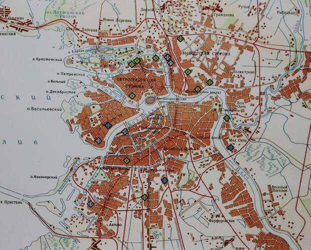 На снимке: карта города с заводами, работавшими в блокаду на оборону.