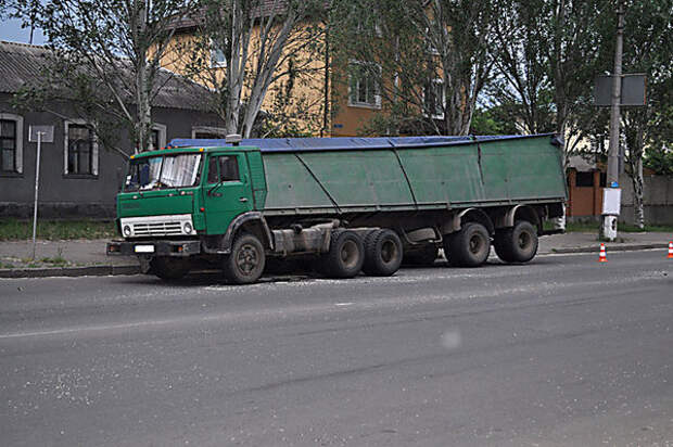 Оторванный прицеп КАМАЗа, перегруженного зерном. Фото: news.pn