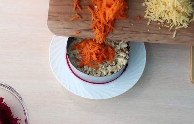 салат с черносливом орехами и курицей