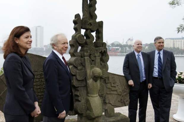 Маккейн с делегацией у памятника во Вьетнаме