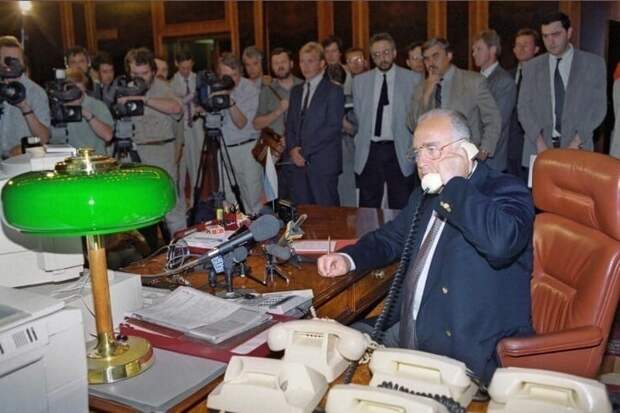Переговоры Виктора Черномырдина с Шамилем Басаевым. 1995 год Переговоры Виктора Черномырдина с Шамилем Басаевым. 1995 год