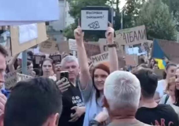 Безуглую с табличкой «Отставка Сырского» со словами «Предательница» выгнали с майдана в Киеве