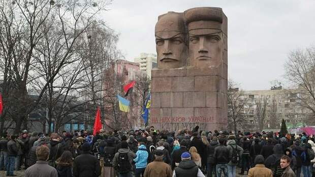 Активисты Майдана напали на памятник чекистам. Киев Активисты Майдана напали на памятник чекистам