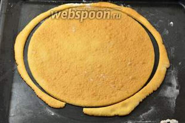 Разделить тесто на 6 частей, тонко раскатать и выпечь в духовке при 200°С до золотистого цвета (приблизительно 4-5 минут). Горячий корж сразу обрезать по шаблону.