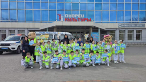 Флешмоб «Засветись в танце и на дороге!» с участием ростовых кукол провели полицейские Северной Осетии