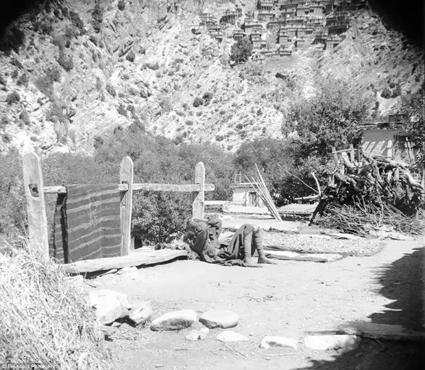 Житель деревни отдыхает под лучами пялящего солнца. Житель деревни отдыхает под лучами пялящего солнца.