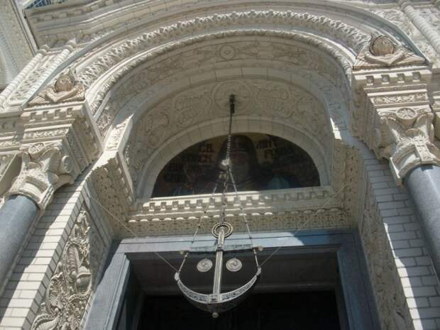 У храма много интересных деталей. Например, светильник в виде якоря/Фото: arch-heritage.livejournal.com