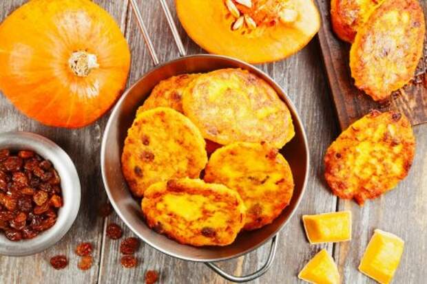 Оладьи из тыквы напоминают что-то среднее между классическими оладьями и картофельными драниками, но только они получаются гораздо нежнее