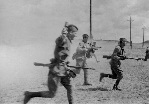 Цепь атакующих солдат, июль 1942 года. Велика Отечественная война, вов, война