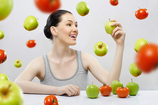 Улыбающаяся девушка и овощи и фрукты