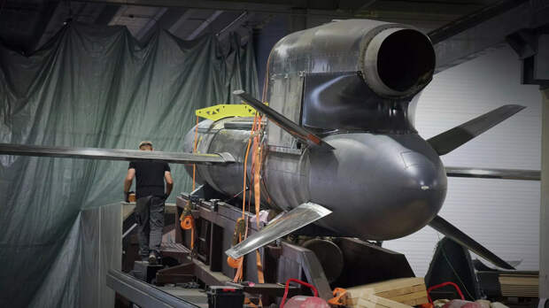 Рабочие осматривают ракеты Фламинго на заводе на Украине - РИА Новости, 1920, 21.08.2025