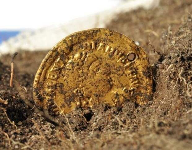 А вот это первое золото (далеко не последнее) найденное здесь. Солид императора западной Римской империи Валентиана III (425-455 гг. н.э.). Такие монеты облегчили датировку гибели крепости, скорей всего, это произошло около 480 года нашей эры. Клады, археология, интересно, история, скелеты