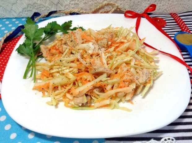 Куриный салат с заправкой на основе йогурта