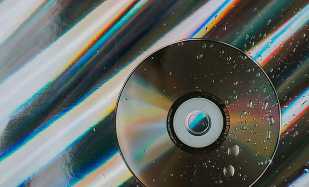 Зачем дальнобойщики вешали CD-диски на лобовое стекло