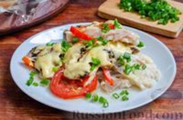 Фото к рецепту: Рыба, запечённая с овощами, грибами и сыром (в фольге)