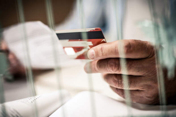 Экономист Шедько предрек рост отказов россиянам в кредитных картах