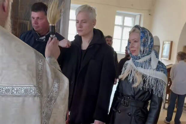 SHAMAN и Мизулина освятили большой кулич