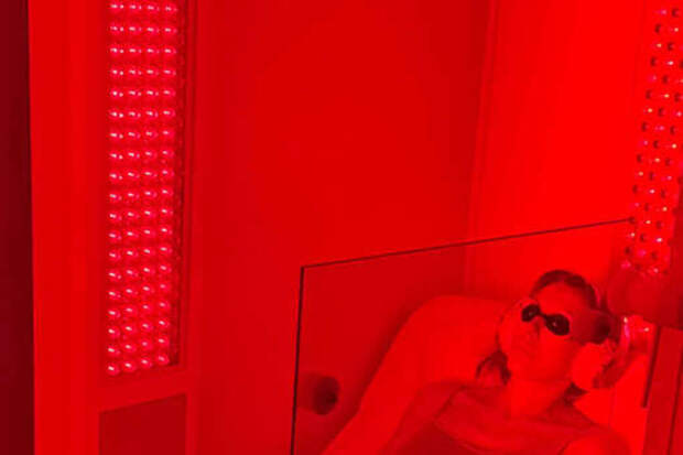 «Как девочка»: 56-летняя Светлана Бондарчук поразила фигурой без макияжа в купальнике