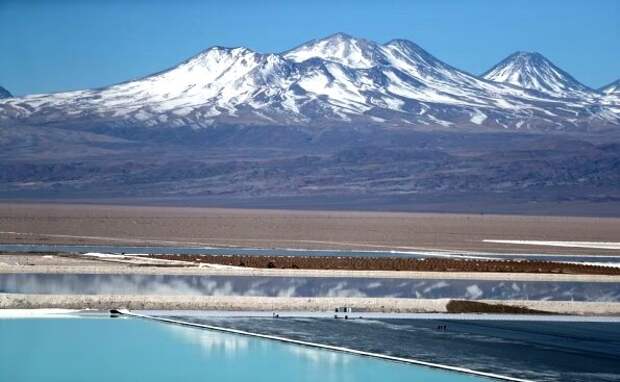 Чили. Литиевый бассейн-испаритель в пустыне Атакама