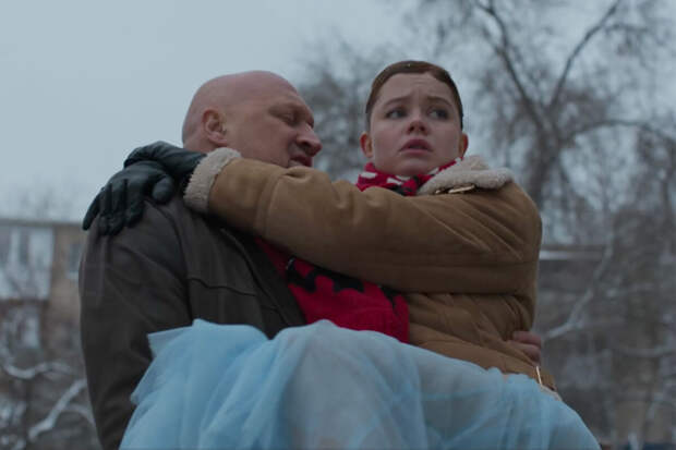 Вышла финальная серия драмеди "Встать на ноги" с Гошей Куценко и Милой Ершовой