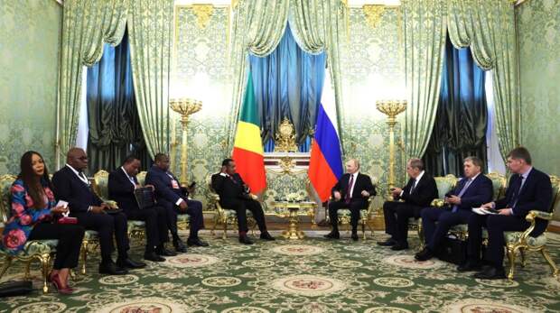 Путин угостил президента Конго пельменями