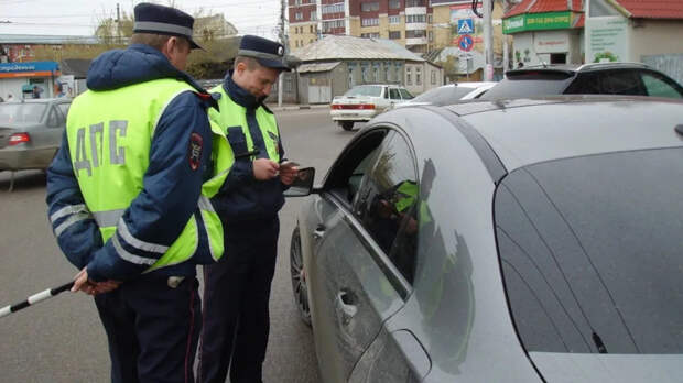 Инспекторы стали выявлять неисправности автомобилей прямо на дороге на глаз, на слух и по запаху