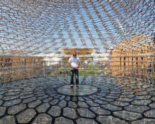 Создатель “Улей” Вольфганг Буттресс, внутри установки, на Milan Expo 2015