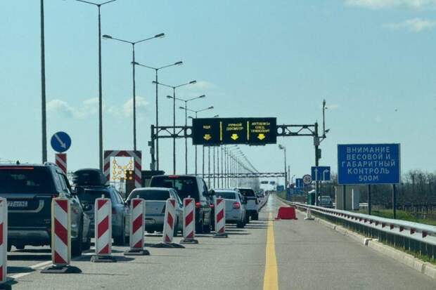 Более тысячи машин встали в пробку перед Крымским мостом