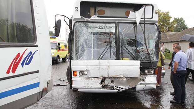 Три человека пострадали в ДТП c легковушками и автобусом в Воронеже