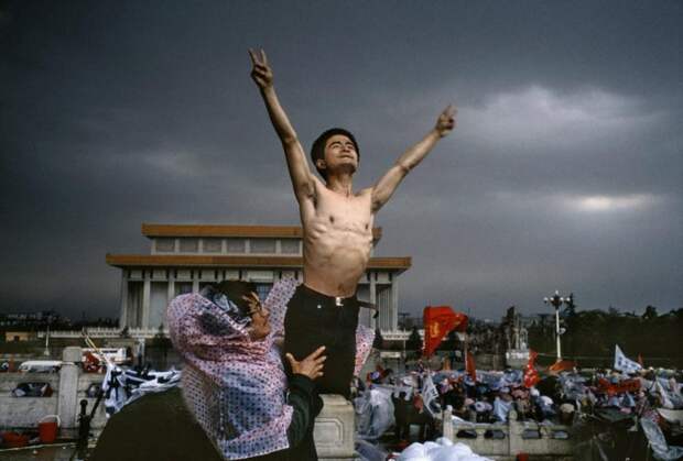 Одна из самых знаменитых фотографий протеста на Тяньаньмэнь-1989. А ведь с обеих сторон противостояния стоят фактически ровесники: студенты и солдаты.-7