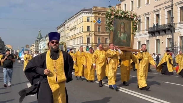 В Петербурге начался крестный ход в честь 300-летия перенесения мощей Невского