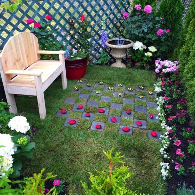Родители девочки замысловато украсили сад и поставили туда скамейку. идеи для дачи, подарки детям, сад