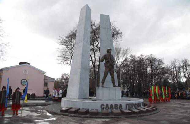 На Украине открыли первый памятник воинам АТО На Украине открыли первый памятник воинам АТО