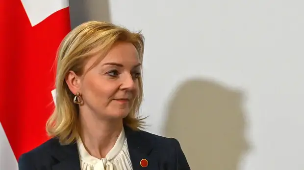 Захарова отреагировала на слова главы МИД Британии Трасс о российских олигархах