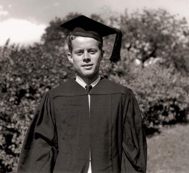 Джон Ф. Кеннеди сразу после окончания средней школы 1934 г.