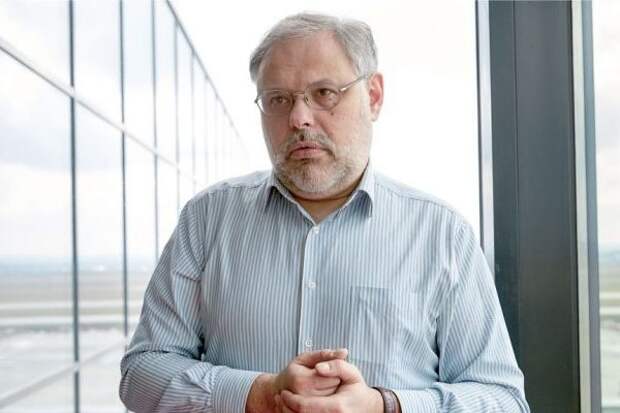 Хазин упрекнул правительство Медведева в расколе общества