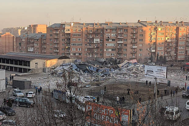 Мощный взрыв уничтожил здание супермаркета во Владикавказе