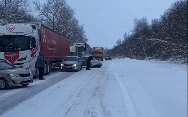 МЧС: в Сасовском районе встало движение на трассе М-5 из-за непогоды