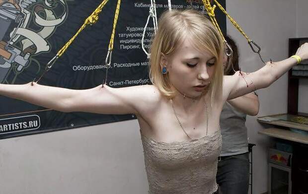 Девушку подвесили на крюках Девушку подвесили на крюках